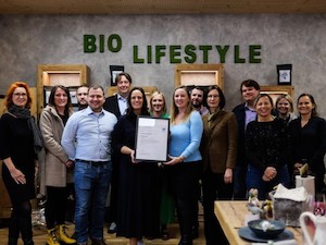 © biologon/ Die Mitarbeiter von biologon freuen sich über die Auszeichnung ihrer Umweltleistungen.